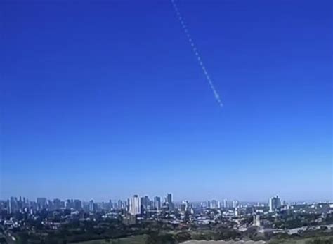 VÍDEO Câmera registra meteoro cruzando o céu de Maringá durante o dia