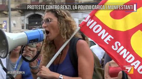 Proteste Contro Renzi La Polizia Carica I Manifestanti Youtube