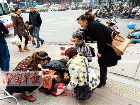 七旬老人等出租车时突然摔倒 热心市民伸援手 图 中国在线