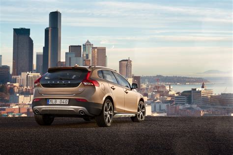 Volvo V40 Cross Country – rugged looks, higher ride V40 Cross Country ...