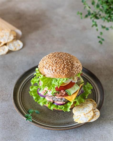 Sabrosa Hamburguesa De Carne Casera Con Ensalada De Queso Y Verduras