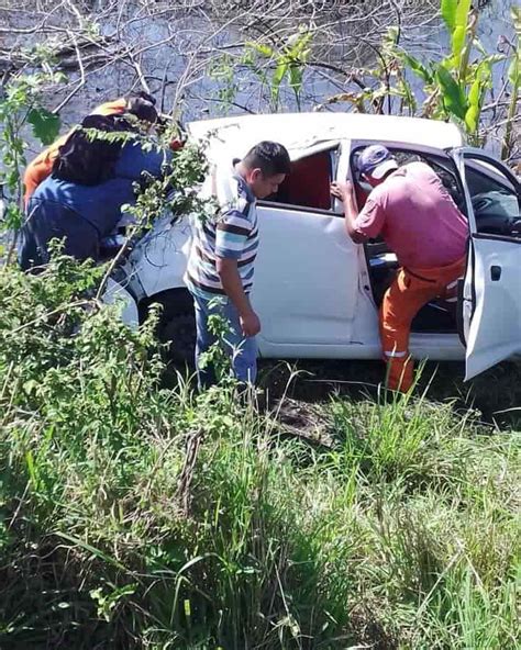 Chofer Pierde El Control Y Se Sale De La Carretera