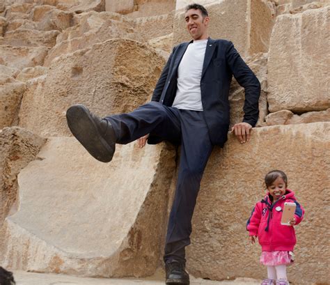 World S Tallest Man Meets World S Shortest Woman The Pictures Are