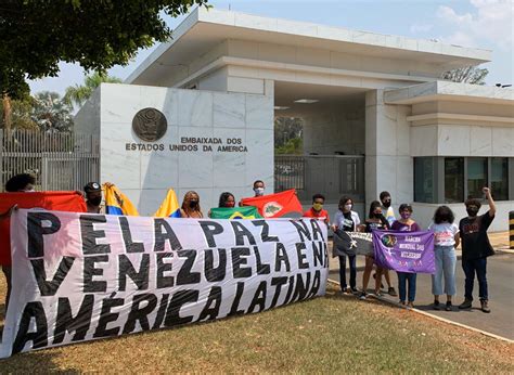 Bras Lia Em Frente A Embaixada Dos Eua Movimentos Denunciam O