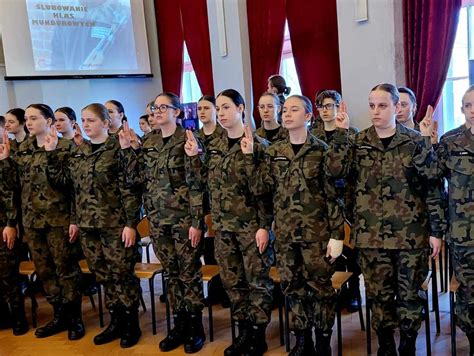 Za mundurem panny sznurem Ślubowanie klas mundurowych w Zespole Szkół