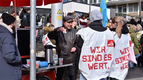 Warnstreik In Hessischen Kliniken Krankenpfleger Legen In Kassel