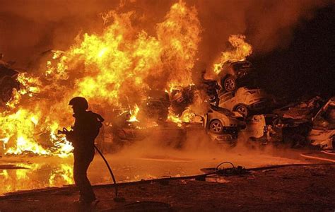 Segundo incendio de restos de la Dana en una campa de vehículos