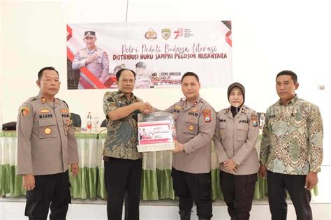 Polri Peduli Literasi Polres Lamongan Distribusikan Buku Ke Sman