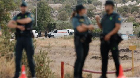 Un Hombre Mata A Tiros A Su Mujer Y A Su Hijastro En Valencia Y Se Suicida