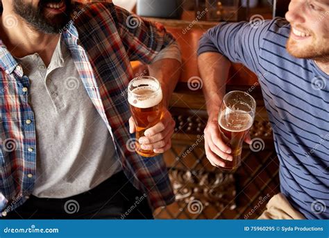 Amigos Masculinos Felices Que Beben La Cerveza En La Barra O El Pub