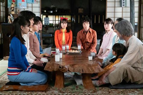 連続テレビ小説「なつぞら」第140話。愛娘・優（増田光桜）と牛に触れ合う（広瀬すず、右）（c）nhk ― スポニチ Sponichi Annex 芸能