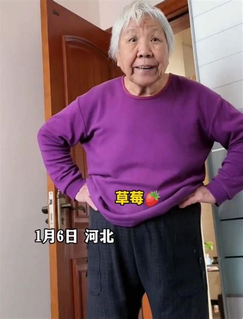 奶奶神秘兮兮地问孙女：你猜我给你买了啥？网友：奶奶太可爱了