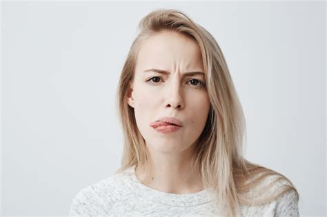 Réaction Humaine Négative Sentiments Et Attitude Portrait En Gros Plan D une Femme Blonde