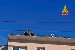 Cronaca Cinquerighe It Vv F Donna Sale Sul Tetto E Minaccia Di