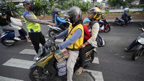 Pemudik Motor Berbondong Bondong Tinggalkan Jakarta Vlix Id