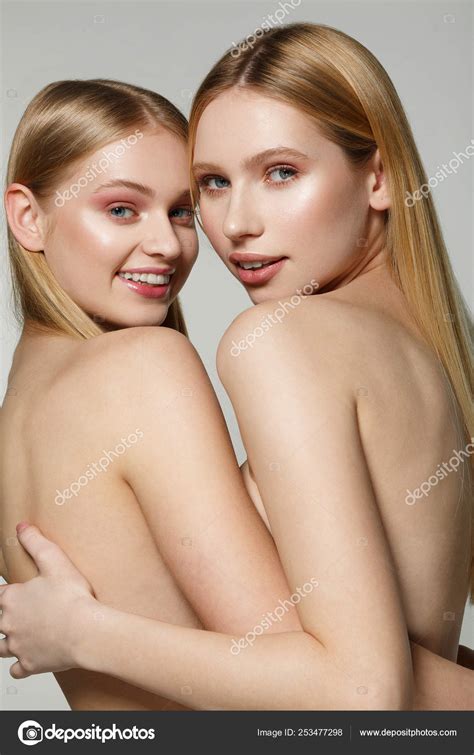 Deux Beaux Mod Les F Minins Blondes Moiti Nues Avec Une Peau