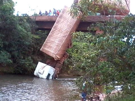 Carreta Se Envolve Em Acidente E Fica Pendurada Em Ponte Em MT Mais