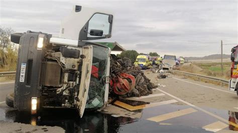 Una fallecida y 13 heridos al volcar un camión sobre un autobús de