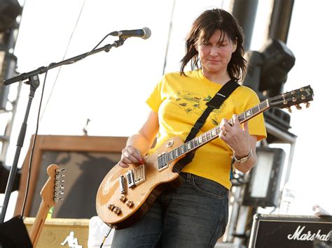 Bassist Kim Deal leaves the Pixies - CBS News