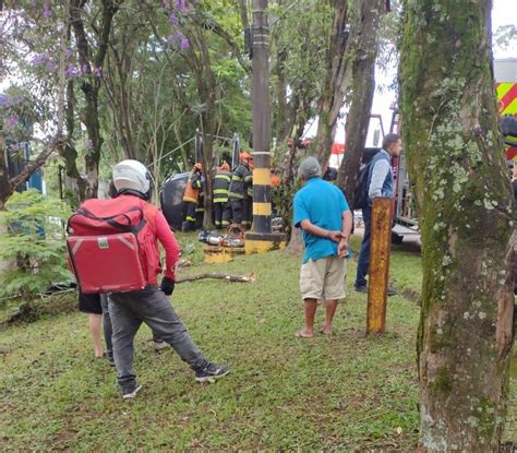 Casal fica ferido em capotamento em São José dos Campos Vale do