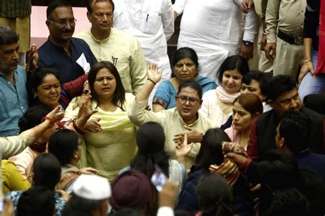 New Delhi Councillors Of Aap And Bjp Clash