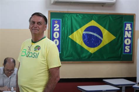 Jair Bolsonaro vota na Vila Militar e demonstra confiança Se Deus