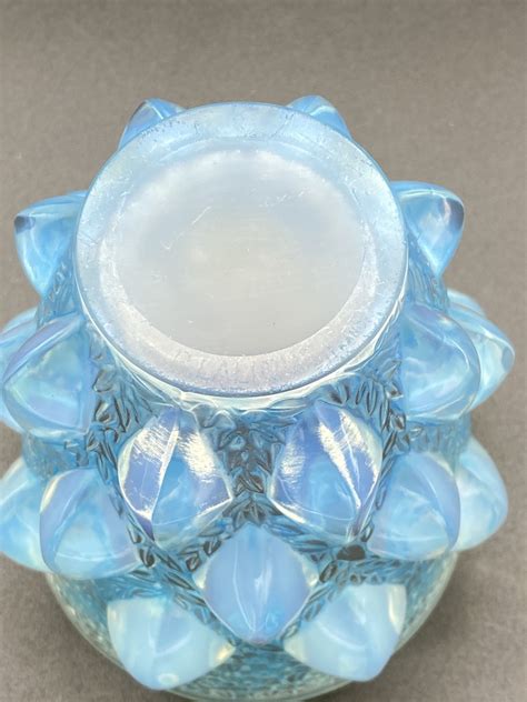 Un Vase Rampillon En Verre Opalescent De R Lalique Paul Bert Serpette