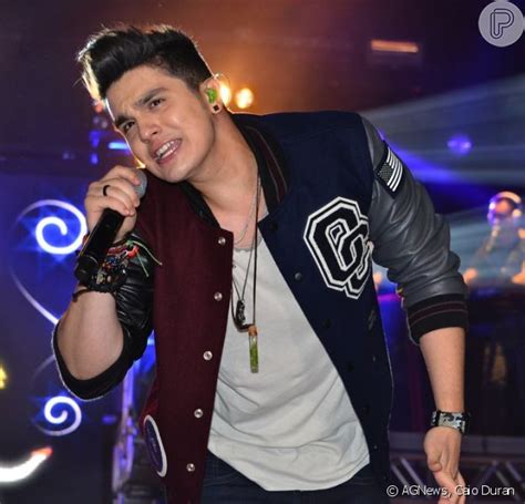 Luan Santana exibe a barriga sequinha e ganha lingerie de fã durante show Purepeople