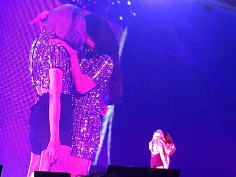 Twice S Jeongyeon Grabbed Nayeon S Butt While Kissing On Stage Koreaboo