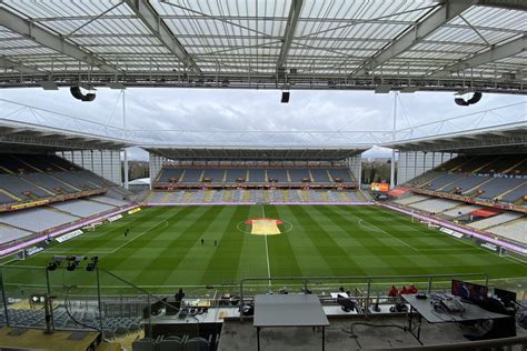 Le Stade Bollaert Delelis D Barque Sur Fc Lensois