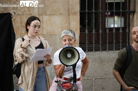 Una Treintena De Personas Se Concentran Por El Derecho Efectivo Al