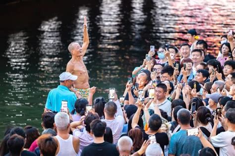 大爷依然是大爷！来看天津大爷跳水跳出“8a级景区” 腾讯新闻