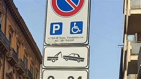 Via Mariano Stabile Cartello Di Divieto Di Sosta Per Parcheggio