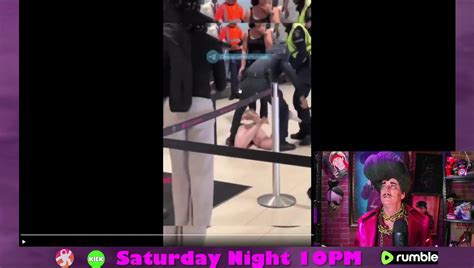 Woman Has Mental Breakdown And Strips Nude At Airport