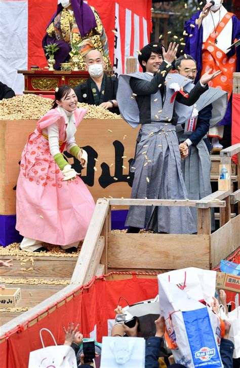 福原遥さんらが豆まき 大阪・成田山不動尊 写真特集1010 毎日新聞