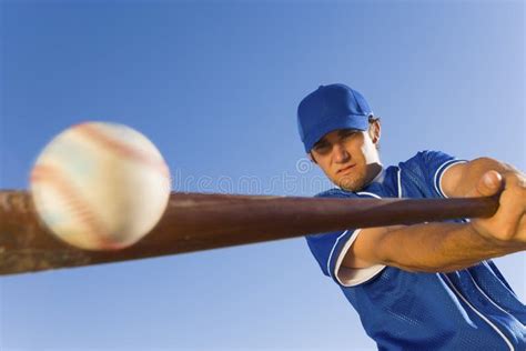 Jugador Que Golpea La Bola Con El Bate De Béisbol Foto De Archivo