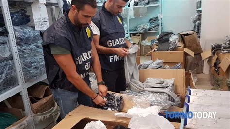 Maxi Sequestro Della Gdf Capi Di Abbigliamento Contraffatti