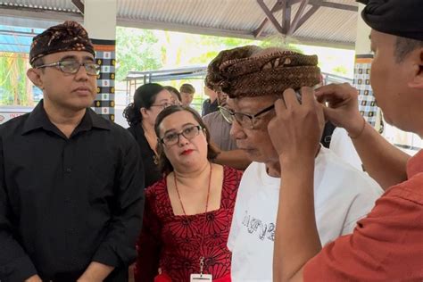 Wali Kota Jaya Negara Berikan Jaminan Sosial Dan Alat Bantu Dengar