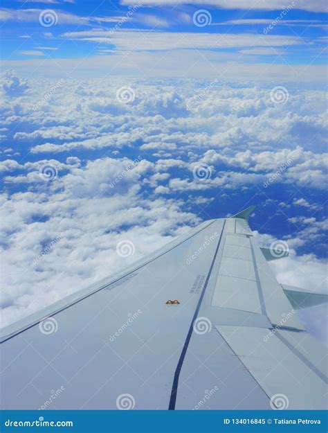 Aile D Avion Dans Le Ciel Vue De Hublot D Avion Ciel Bleu Image Stock