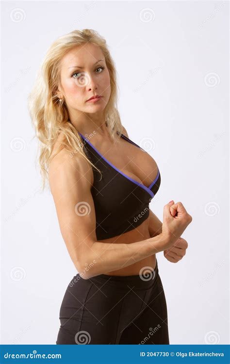 Fille Blonde Sportive Affichant Ses Muscles Photo Stock Image Du Chasseur Combat