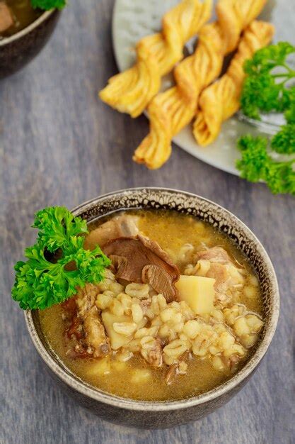 Sopa De Hongos Saludable Con Cebada Perlada Y Papa Foto Premium