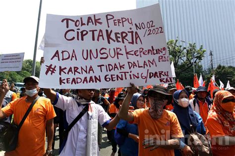 Foto Aksi Demo Buruh Tolak Perppu Ciptaker Di Patung Kuda Jakarta