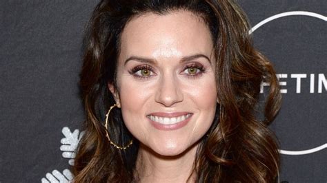 Hilarie Burton Gray Roots Are A Stunning Salute To Essential Workers