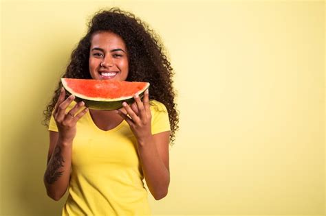 Muito Jovem Segurando Uma Fatia De Melancia Na Frente Do Rosto Retrato