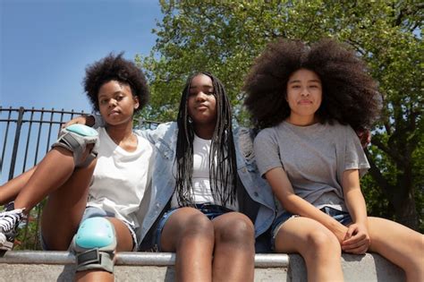 Grupo De Chicas Negras Pasar Tiempo Juntos Al Aire Libre Foto Gratis