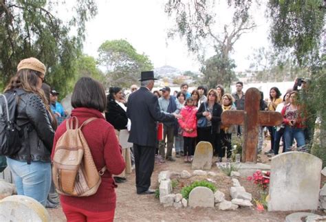 Gran Marco De Público En El Inicio De Los Recorridos Guiados Por El