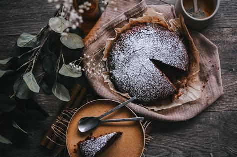 Lijeni čokoladni kolač od samo 5 sastojaka gotov je za par minuta