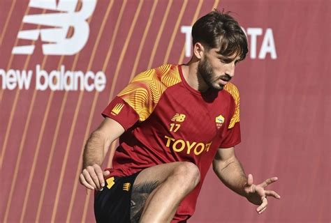 Trigoria Ripresa In Vista Del Betis Karsdorp Con Il Gruppo Foto