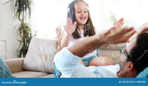 Retrato Del Padre Y De La Hija Que Juegan En Casa Foto De Archivo