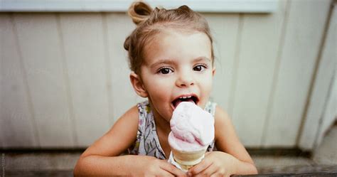 Video Shows Babys Super Cute First Taste Of Ice Cream